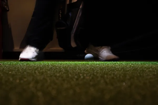 Golfball auf der Abschlagmatte während eines Schwungs