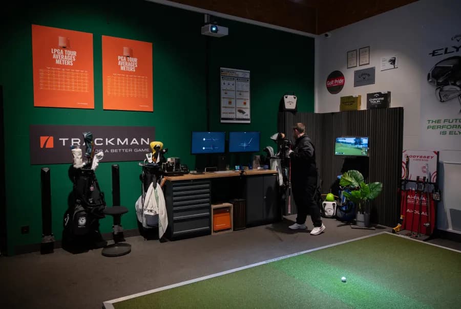 Fitting-Arbeitsplatz mit TrackMan-Bildschirmen und Golfschlägern